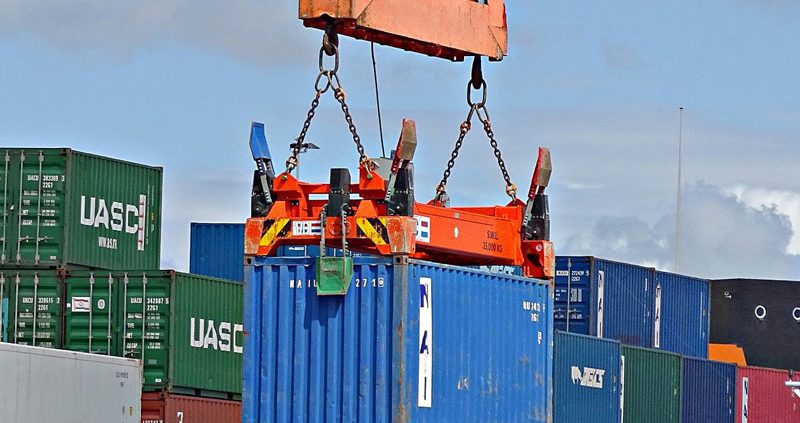 Lifting of a container in a port